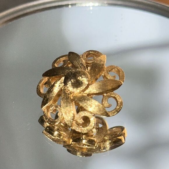 Vintage Monet shiny gold tone round filigree look clip on earrings - Picture 2 of 6